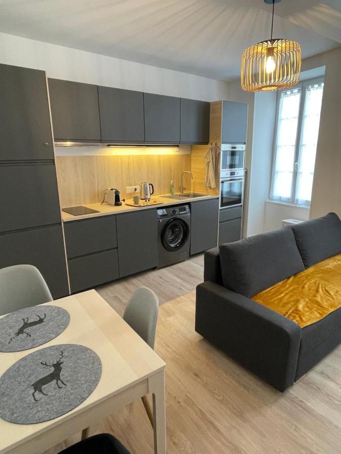 Appartement Avec Cour Privee Saint-Jean-d'Angely Exterior photo